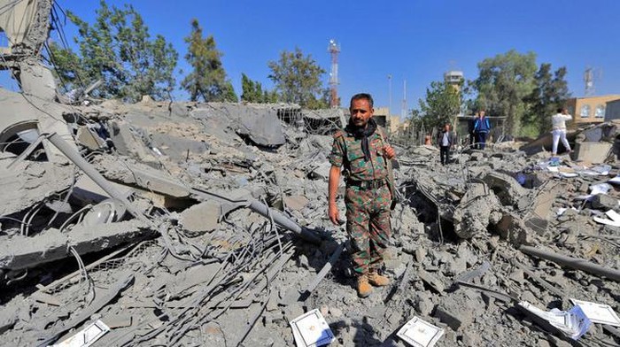 A Houthi militia inspects the rubble of a building destroyed following an air strike by the Saudi-led coalition targeting Houthi weapons storage in Sanaa on Dec. 21, 2021. (AFP)