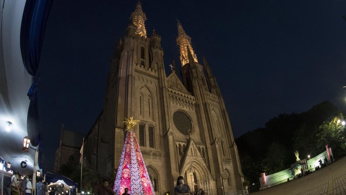 Gereja Katedral Jakarta menggelar Misa Malam Natal. Para jemaat dengan khidmat mengikuti prosesi tersebut.