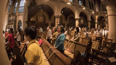 Suasana Misa Malam Natal di Gereja Katedral Jakarta