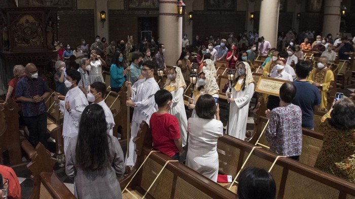 Gereja Katedral Jakarta menggelar Misa Malam Natal. Para jemaat dengan khidmat mengikuti prosesi tersebut.