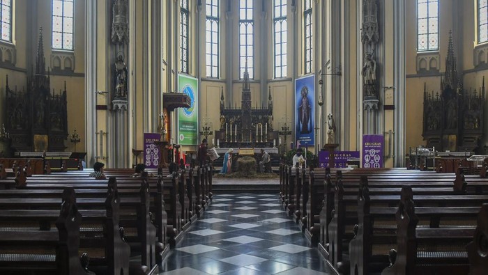 Petugas menyelesaikan dekorasi Natal di Gereja Katedral, Jakarta, Senin (23/12/2019). Sejumlah persiapan dan pemasangan dekorasi mulai dilakukan pihak Gereja Katedral untuk menyambut misa dan perayaan Natal. ANTARA FOTO/Galih Pradipta/foc.