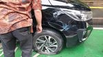 Potret Mobil Penyok Terjepit Bus APTB di Sudirman