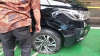 Tidak ada laporan korban jiwa dalam kejadian ini. Namun, akibat kejadian itu mobil minibus mengalami penyok di bagian samping kanan dan bannya gembos.