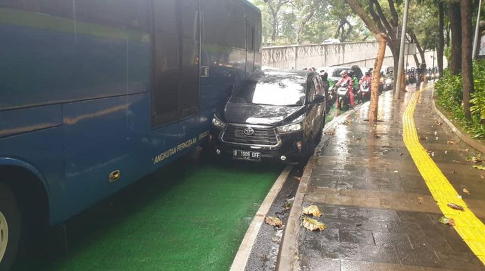 Mobil minibus terserempet bus TransJakarta di Jalan Sudirman
