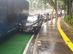 Mobil Terjepit Bus APTB di Sudirman, Lalin Macet