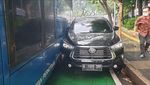 Potret Mobil Penyok Terjepit Bus APTB di Sudirman