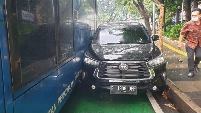 Mobil minibus terserempet bus TransJakarta di Jalan Sudirman