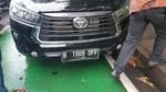 Potret Mobil Penyok Terjepit Bus APTB di Sudirman