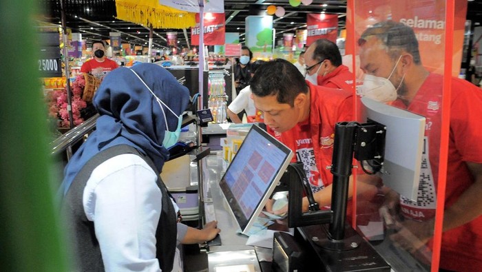 Momen Keseruan Sambut Natal dan Tahun Baru di Bandung Telkomsel menggelar roadshow ke berbagai daerah di Indonesia untuk berbagi keceriaan dengan anak-anak yang kurang mampu. Seperti di Bandung ini salah satunya.