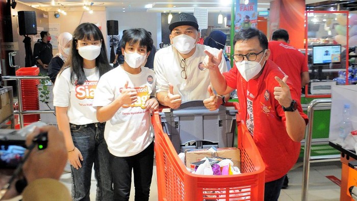 Telkomsel menggelar roadshow ke berbagai daerah di Indonesia untuk berbagi keceriaan dengan anak-anak yang kurang mampu. Seperti di Bandung ini salah satunya.