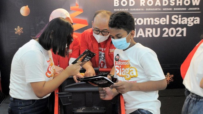 Momen Keseruan Sambut Natal dan Tahun Baru di Bandung Telkomsel menggelar roadshow ke berbagai daerah di Indonesia untuk berbagi keceriaan dengan anak-anak yang kurang mampu. Seperti di Bandung ini salah satunya.