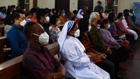 Di Madiun, Malam Misa Natal digelar di Gereja Santo Cornelius. Misa Malam Natal di gereja tersebut digelar hingga tiga kali dan sebagian mengikuti melalui layar monitor di luar gereja karena terbatasnya jumlah jemaat yang bisa masuk. ANTARA FOTO/Siswowidodo.