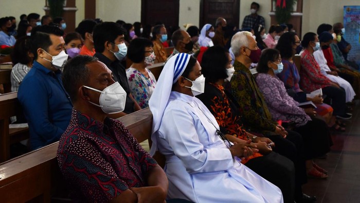 Malam Misa Natal digelar di berbagai wilayah di Indonesia. Misa kali ini pun sangat menerapkan prokes yang ketat.