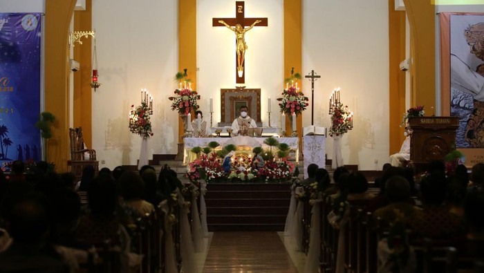 Malam Misa Natal digelar di berbagai wilayah di Indonesia. Misa kali ini pun sangat menerapkan prokes yang ketat.