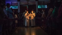 Sejumlah gereja di Kota Semarang menggelar Misa Malam Natal, salah satunya di Gereja Katolik Paroki Santa Theresia Bongsari, Semarang, Jawa Tengah. ANTARA FOTO/Aji Styawan.