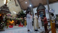Umat Katolik memindai kode batang melalui aplikasi PeduliLindungi jelang mengikuti Misa Malam Natal di Gereja Katolik Paroki Roh Kudus Babakan, Desa Canggu, Badung, Bali, Jumat (24/12/2021). Umat yang merayakan Natal secara tatap muka di gereja yang identik bernuansa Bali tersebut wajib memiliki sertifikat vaksin COVID-19 dan menerapkan protokol kesehatan sebagai upaya pencegahan penyebaran COVID-19. ANTARA FOTO/Nyoman Hendra Wibowo.