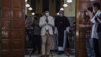 Di Bandung, Malam Misa Natal di Gereja Katolik Katedral St. Petrus Bandung juga terlihat dihadiri Gubernur Jawa Barat Ridwan Kamil (tengah) didampingi Pastor Leo van Beurden OSC (kanan). ANTARA FOTO/Novrian Arbi.