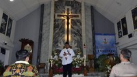 Menteri Agama Yaqut Cholil Qoumas memberikan sambutan saat berkunjung ke Gereja Katedral Kristus Raja Tanjungkarang usai Misa Malam Natal di Bandar Lampung, Lampung, Jumat (24/12/2021). Dalam kunjungannya Menteri Agama Yaqut Cholil Qoumas mengucapkan selamat Natal tahun 2021 dan selamat menyongsong Tahun baru 2022 kepada seluruh umat Nasrani serta mengajak untuk menjadikan peringatan Natal tahun ini sebagai momentum memperkuat persaudaraan. ANTARA FOTO/Ardiansyah. 
