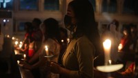 Selanjutnya, Malam Misa Natal juga digelar di Gereja Katedral, Palangkaraya, Kalimantan Tengah. Pelaksanaan ibadah tersebut berlangsung aman dan khidmat dengan menerapkan protokol kesehatan yang ketat seperti membatasi jumlah jemaat hingga 50 persen serta membagi misa menjadi empat sesi sebagai upaya mencegah penularan COVID-19. ANTARA FOTO/Makna Zaezar.