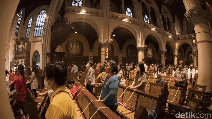 Malam Misa Natal digelar di berbagai wilayah di Indonesia. Misa kali ini pun sangat menerapkan prokes yang ketat.