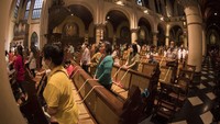 Gereja Katedral, Jakarta, menggelar Malam Misa Natal dengan penuh khidmat.