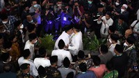 Saat berpelukan, keduanya tampak saling berbisik. Tidak diketahui apa yang mereka bicarakan. Akan tetapi keduanya tampak berpelukan dengan akrab.