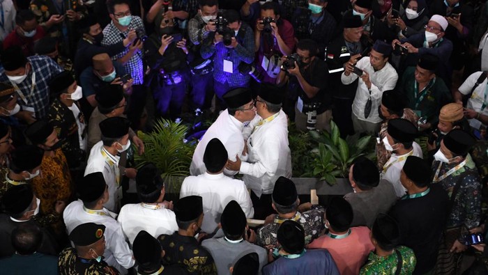 Ketua Umum PBNU terpilih Yahya Cholil Staquf (kiri) berpelukan dengan mantan Ketua Umum PBNU Said Aqil Siradj (kanan) usai pemilihan Ketua Umum PBNU pada Muktamar Nahdlatul Ulama (NU) ke-34 di Universitas Lampung, Lampung, Jumat (24/12/2021). Yahya Cholil Staquf terpilih sebagai Ketua Umum PBNU periode 2021-2026 pada Muktamar NU ke-34 mengalahkan Said Aqil Siradj. ANTARA FOTO/Hafidz Mubarak A/foc.