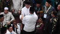 Yahya Staquf mendapat ucapan selamat usai terpilih menjadi Ketum PBNU.