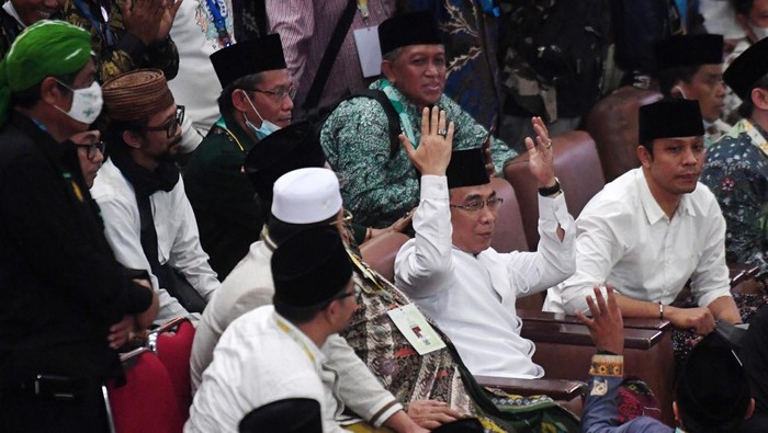 Ketua Umum PBNU terpilih Yahya Cholil Staquf (kiri) berpelukan dengan mantan Ketua Umum PBNU Said Aqil Siradj (kanan) usai pemilihan Ketua Umum PBNU pada Muktamar Nahdlatul Ulama (NU) ke-34 di Universitas Lampung, Lampung, Jumat (24/12/2021). Yahya Cholil Staquf terpilih sebagai Ketua Umum PBNU periode 2021-2026 pada Muktamar NU ke-34 mengalahkan Said Aqil Siradj. ANTARA FOTO/Hafidz Mubarak A/foc.