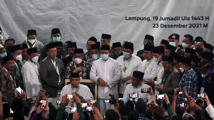 Ketua Umum PBNU terpilih Yahya Cholil Staquf (kiri) berpelukan dengan mantan Ketua Umum PBNU Said Aqil Siradj (kanan) usai pemilihan Ketua Umum PBNU pada Muktamar Nahdlatul Ulama (NU) ke-34 di Universitas Lampung, Lampung, Jumat (24/12/2021). Yahya Cholil Staquf terpilih sebagai Ketua Umum PBNU periode 2021-2026 pada Muktamar NU ke-34 mengalahkan Said Aqil Siradj. ANTARA FOTO/Hafidz Mubarak A/foc.