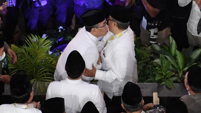 Momen Yahya Staquf Peluk Said Aqil di Muktamar NU Ketua Umum PBNU terpilih Yahya Cholil Staquf (kiri) berpelukan dengan mantan Ketua Umum PBNU Said Aqil Siradj (kanan) usai pemilihan Ketua Umum PBNU pada Muktamar Nahdlatul Ulama (NU) ke-34 di Universitas Lampung, Lampung, Jumat (24/12/2021). Yahya Cholil Staquf terpilih sebagai Ketua Umum PBNU periode 2021-2026 pada Muktamar NU ke-34 mengalahkan Said Aqil Siradj. ANTARA FOTO/Hafidz Mubarak A/foc.