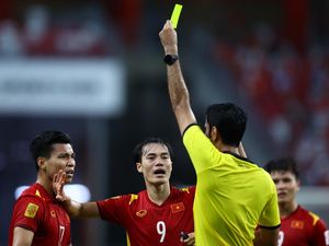 Vietnam Apes! Pemainnya Disikut, Ditarik, Dicurangi Wasit
