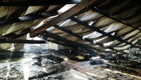 Ratusan kios juga hangus terbakar.