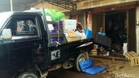 Sejumlah pedagang sibuk mengevakuasi barang dagangannya.