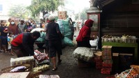 Sebagian pedagang berupaya menggelar dagangan yang tersisa di depan pasar. Ada juga yang sibuk mengeluarkan barang dagangan yang tersisa.