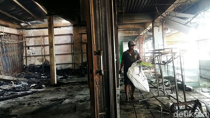 Pasar Kroya Terbakar Pasar Kroya, Kabupaten Cilacap, Jawa Tengah, terbakar, Kamis (23/12/2021) sore.