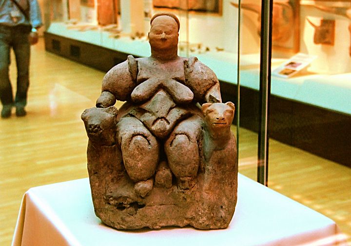Patung dewi yang ditemukan di berbagai rumah, pemakaman, dan tempat pemujaan di Catalhoyuk.
