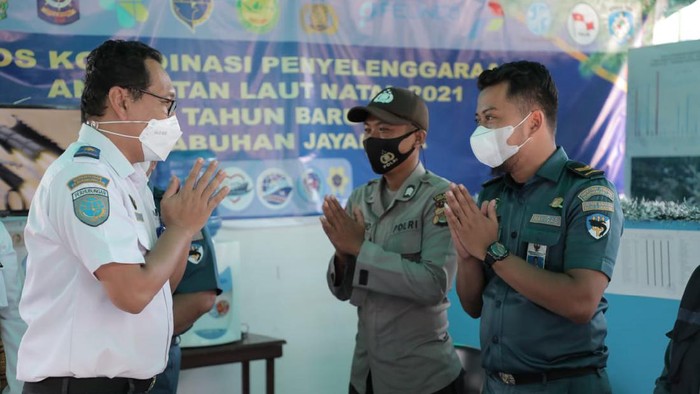 Ratusan penumpang turun dari Kapal Pelni KM Nggapulu di kawasan Terminal Penumpang Nusantara Pura, Pelabuhan Tanjung Priok, Jakarta Utara, Senin (24/5).