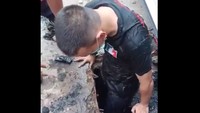Tiga personel Damkar dikerahkan untuk membantu warga. Petugas akhirnya berhasil menemukan kuncil mobil warga dalam waktu 25 menit. (Foto: Screenshot Video Dok Damkar DKI)
