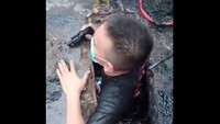 Petugas juga keluar melalui sela-sela selokan yang sempit. (Foto: Screenshot Video Dok Damkar DKI)