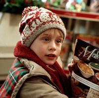 1. Home AloneSuasana libur akhir tahun semakin meriah dengan film-film bertema Natal. Meski sudah lama dan sering diputar di televisi, banyak orang bosan dengan penayangannya, termasuk Home Alone. Foto: Internet