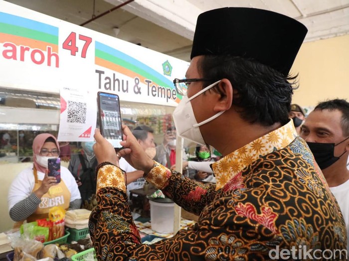 Pemkab Sidoarjo mulai menjalankan program digitalisasi transaksi di pasar tradisional, menggunakan QR Code Indonesian Standard (QRIS). Pilot project ini diluncurkan di Pasar Pekauman, Kelurahan Jetis, Kecamatan Sidoarjo.