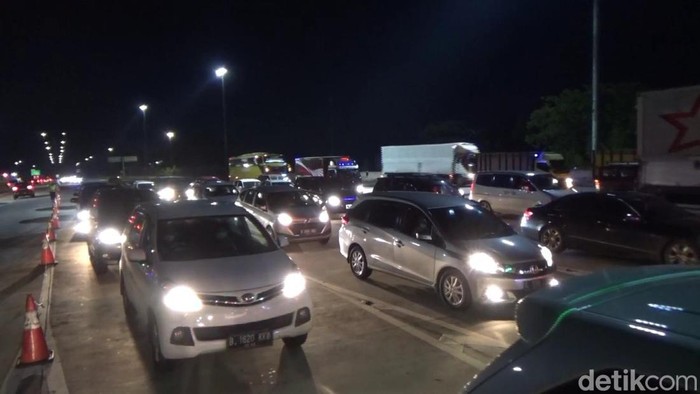 Situasi arus lalu lintas di gerbang tol Cikampek Utama, Karawang, Jawa Barat dari arah Jakarta menuju Cirebon mulai di padati pemudik.