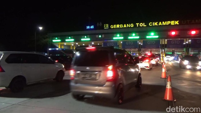 Situasi arus lalu lintas di gerbang tol Cikampek Utama, Karawang, Jawa Barat dari arah Jakarta menuju Cirebon mulai di padati pemudik.