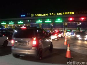 Penampakan Ramainya Gerbang Tol Cikampek Malam Ini