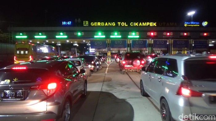 Situasi arus lalu lintas di gerbang tol Cikampek Utama, Karawang, Jawa Barat dari arah Jakarta menuju Cirebon mulai di padati pemudik.