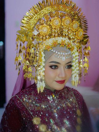 Pengantin viral makeup sendiri saat hari pernikahannya.