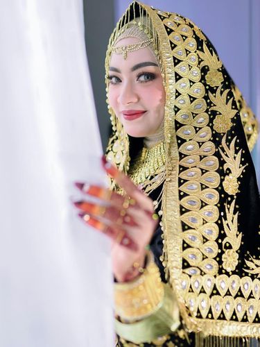 Pengantin viral makeup sendiri saat hari pernikahannya.