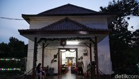 Perlu diketahui Gereja Tugu ini adalah gereja tertua di Jakarta bahkan di Indonesia. Gereja ini dibangun pada tahun 1747 dan sekarang memiliki umur 200 tahun lebih.