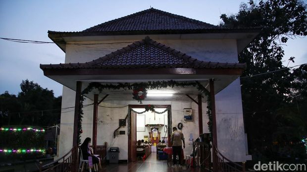 Umat Nasrani melaksankan ibadah malam Natal di kawasan GPIB Tugu, Semper Barat, Cilincing, Jakarta Utara.